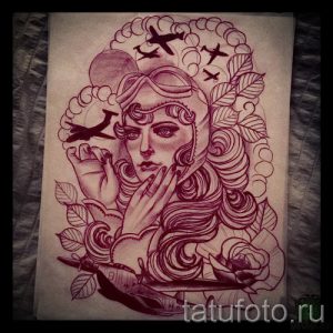 Фото эскиза татуировки с изображением девушки в летном шлеме и очках, окруженной самолетами и цветами. Рисунок выполнен в графическом стиле.