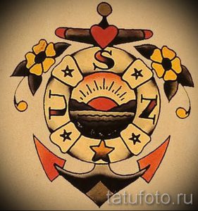 Фото тату: традиционный морской якорь с сердцем, закатом и цветами в стиле олд скул. Яркий рисунок татуировки для мужчин и женщин.