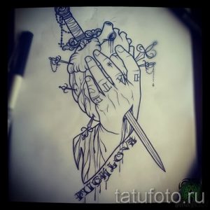 Черно-белый эскиз татуировки с изображением сердца, пронзенного мечом. Драматичный рисунок тату с надписью "FUCK LOVE".