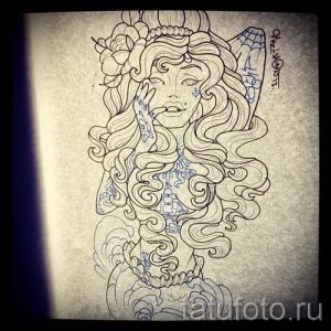 Черно-белый эскиз татуировки с изображением красивой девушки с длинными волнистыми волосами. Изящный рисунок тату.