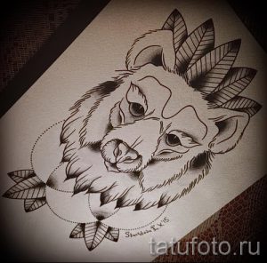 Черно-белый эскиз татуировки с изображением головы волка, украшенной перьями и стрелами. Стильный рисунок тату.