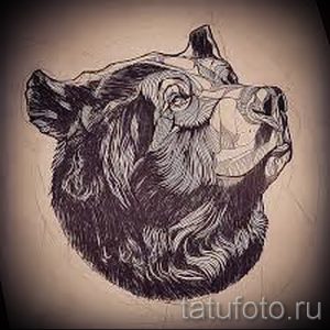 Черно-белый эскиз татуировки с изображением головы медведя, выполненной в стиле графика. Детализированный рисунок тату.