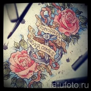 Фото тату эскиза с изображением якоря, роз и ленты с надписью 'Tomorrow Never Comes'. Яркие цвета и детализированная проработка.