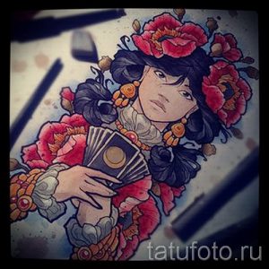 Фото тату эскиза с изображением девушки, гадающей на картах Таро, окруженной цветами. Детализированная проработка и использование теней.