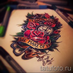 Эскиз татуировки с изображением карманных часов, окруженных розами и лентой с надписью. Символизирует быстротечность времени и красоту жизни.