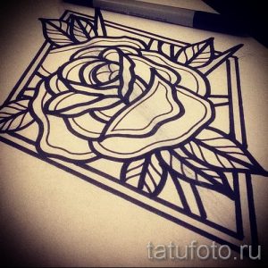 Черно-белый эскиз татуировки розы, заключенной в геометрическую фигуру. Идеально для любителей минимализма и графических рисунков.