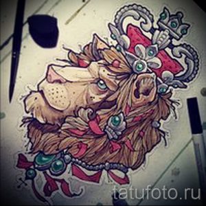 Фото тату эскиза с изображением льва в короне, украшенного драгоценными камнями. Детализированная проработка и использование теней.