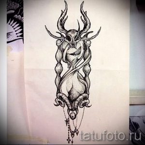 Черно-белый эскиз татуировки: олень с рогами в виде черепа, украшенный бусами и крестиками. Мистический и загадочный рисунок.