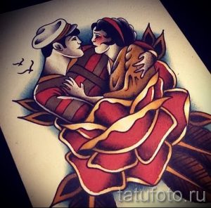 Фото тату в стиле олд скул: моряк целует девушку на фоне большой красной розы. Яркие цвета и четкие контуры.
