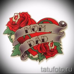 Фото эскиза тату сердца, украшенного красными розами и лентой с надписью "Mom Dad". Романтичный и трогательный рисунок в стиле Old School.