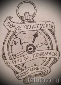 Фото тату эскиза с изображением компаса и цитаты "Before you ask which way to go, remember where you've been". Рисунок выполнен в черно-белой гамме с использованием техники штриховки.