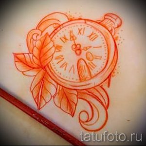Фото тату эскиза с изображением карманных часов, украшенных листьями. Рисунок выполнен в красных тонах с использованием мягких линий и акварельной техники.