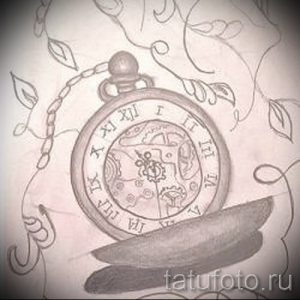 Фото тату эскиза с изображением карманных часов, окруженных листьями. Рисунок выполнен в минималистичном стиле с использованием мягких линий и штриховки.