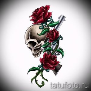 Фото тату с изображением черепа, обвитого красными розами и пистолетом. Эскиз выполнен в реалистичном стиле с использованием черного и красного цветов.