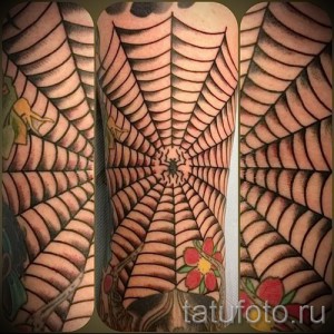 Фото тату: огромная паутина, покрывающая спину и бока, с пауком в центре. Рисунок выполнен в черно-белой гамме.