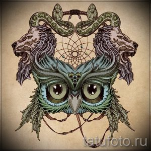 Цветное фото тату с изображением совы, окруженной волками и украшенной сложным орнаментом в стиле ловца снов.