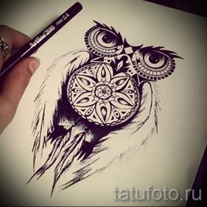Черно-белый эскиз татуировки совы с геометрическим узором на груди. Детализированный рисунок с использованием тонких линий.