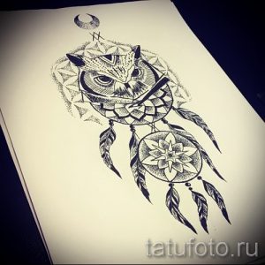 Черно-белый эскиз татуировки совы, расположенной в центре ловца снов, над которой видна полумесяц. Детализированный рисунок с точками и линиями.