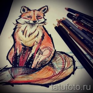 Акварельный эскиз татуировки лисы, сидящей в расслабленной позе. Изображение выполнено в теплых оранжевых тонах с использованием карандашных штрихов.