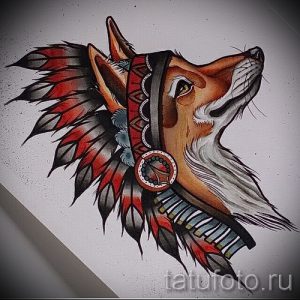 Эскиз татуировки лисы в индейском головном уборе с перьями, выполненный в ярких цветах и деталях. Идеально для любителей этнических мотивов.
