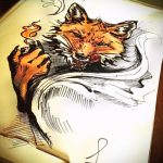 Эскиз татуировки лисы, курящей сигарету, выполненный в стиле графики с использованием черных линий и акварельных оттенков.