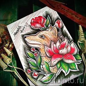 Эскиз татуировки лисы, окруженной красными и белыми цветами, выполненный в стиле традиционной татуировки с использованием ярких цветов и четких контуров.
