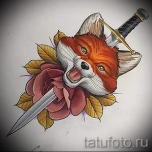 Эскиз татуировки лисы, пронзенной кинжалом сквозь розу, выполненный в стиле традиционной татуировки с использованием ярких красных и оранжевых оттенков.