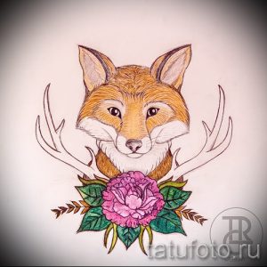 Эскиз татуировки лисы с цветами и оленьими рогами, выполненный в ярких цветах. Изображение включает детализированную прорисовку шерсти и цветов.