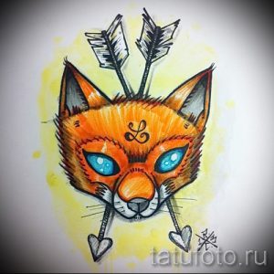 Оригинальный эскиз татуировки лисы с пронзительными голубыми глазами, пронзенной стрелами. Подходит для тех, кто ищет необычные и символичные рисунки.