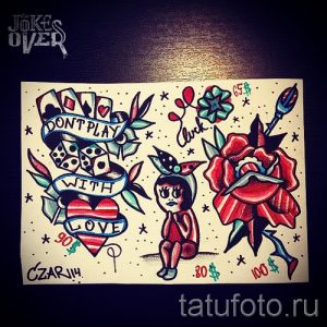 Фото татуировки в стиле олд скул с изображением девушки, держащей цветок, в окружении роз и надписей "Don't Play With Love".