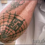 тату паутина на локте - тюремный рисунок на теле мужчины с крестом