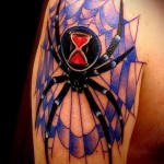 тату паутина с пауком - классная цветная татуировка в рисунке которой у паука есть песочные часы