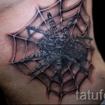 тату паутина с пауком - трехмерная татуировка на боку у мужчины