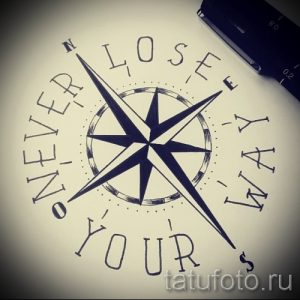 Фото эскиза тату: компас, окруженный надписью "Never Lose Your Way", выполненный в графическом стиле с использованием четких линий.