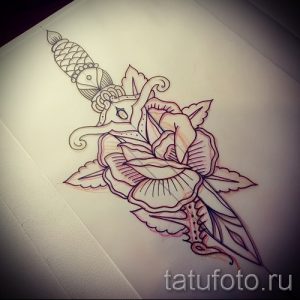 Эскиз татуировки с изображением розы, пронзенной кинжалом. Классический рисунок, символизирующий любовь и боль.