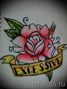 Цветной эскиз татуировки с изображением розы и надписи "EXCESSIVE" на ленте. Модный и выразительный дизайн.