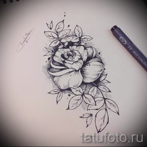 Черно-белый эскиз татуировки с изображением распустившейся розы, окруженной листьями, выполненный в детализированном графическом стиле.