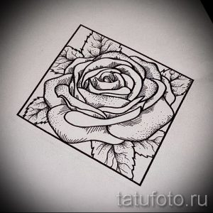 Черно-белый эскиз татуировки с изображением розы, заключенной в квадрат, выполненный в лаконичном графическом стиле.