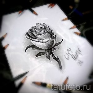 Черно-белый эскиз татуировки с изображением распускающейся розы с детально проработанными лепестками. Подходит для предплечья или бедра.