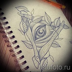 Черно-серый эскиз татуировки с изображением розы, внутри которой находится глаз. Подходит для предплечья или лопатки.