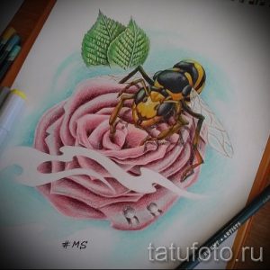 Эскиз цветной татуировки с изображением розовой розы и осы, выполненный в акварельной технике. Подходит для предплечья или бедра.