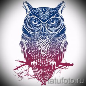 Фото татуировки совы, сидящей на ветке, выполненной в сине-бордовых тонах с использованием градиента и сложных узоров.