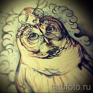 Эскиз татуировки совы, выполненный в акварельном стиле с использованием нежных пастельных тонов. Создает ощущение легкости и загадочности.