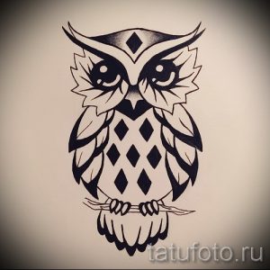 Эскиз татуировки совы в стиле трайбл, выполненный в черно-белой гамме с использованием геометрических фигур и узоров.