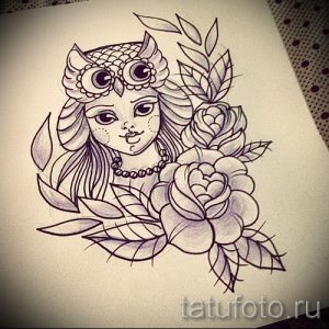 Эскиз татуировки с изображением девушки с головой совы, окруженной цветами. Рисунок выполнен в мягких линиях и с использованием теней.