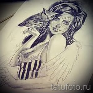 Черно-белое фото тату с изображением девушки, на плече которой сидит сова, выполненное в романтичном стиле.
