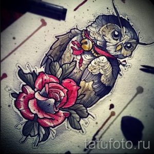 Фото татуировки совы, сидящей на ветке с розой и колокольчиками. Эскиз в стиле олдскул с использованием ярких цветов и четких контуров.
