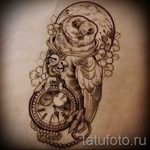 Детализированный эскиз татуировки совы, держащей в лапах карманные часы, окруженной цветами и ветвями.