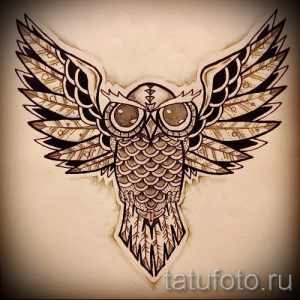 Фото тату совы в стиле геометрии и этники. Чёрно-белый рисунок с детальной проработкой крыльев и тела птицы.