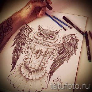 Детализированный эскиз татуировки совы, держащей в лапах рамку с изображением пчелы, окруженной цветами и листьями.